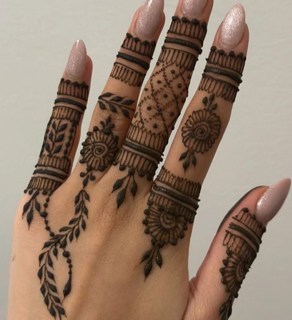 aesthic finger mehndi design