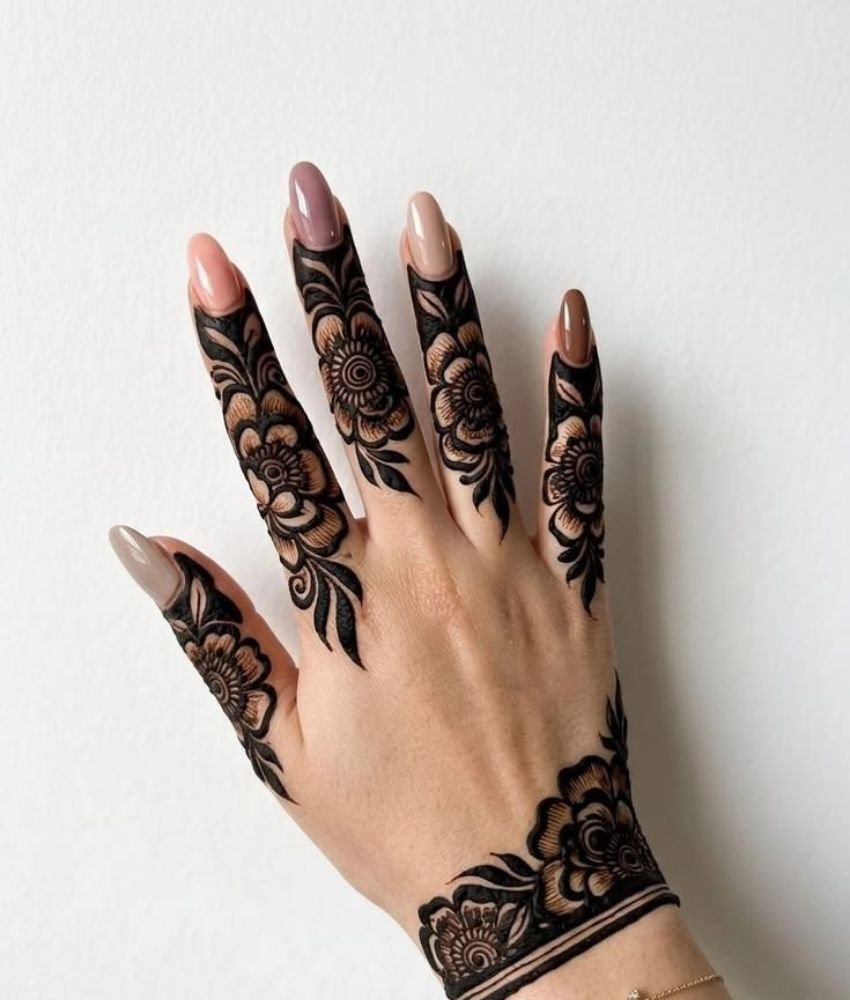 finger mehndi design with border