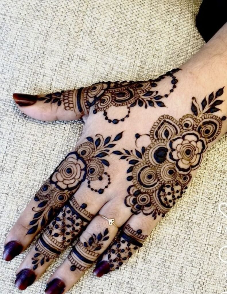 floral mehndi design for chubby hands