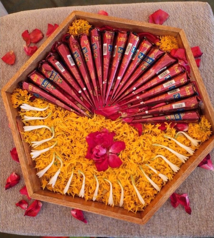 simple mehndi thal ideas