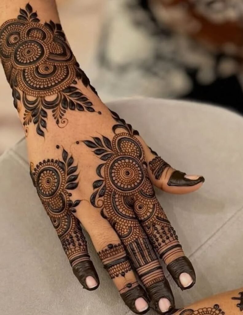 unique khafif mehndi design