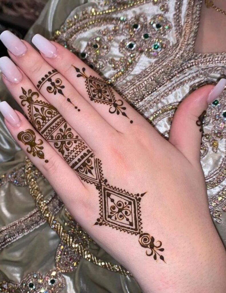 aesthetic moroccan mehndi design