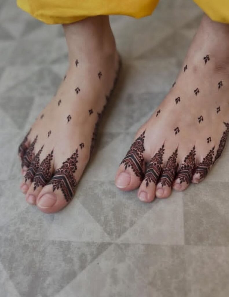 foot finger mehndi design