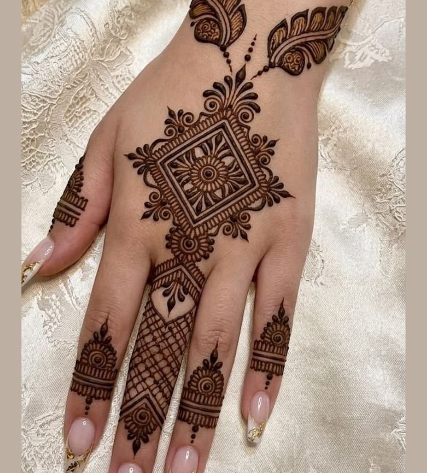 square mehndi with chain